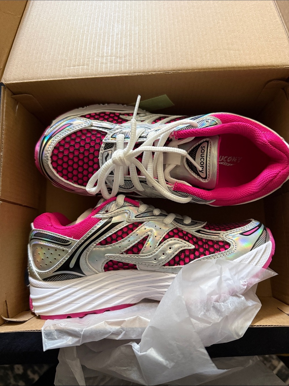 Saucony Girls size 2 Irridescent Pink Mesh Running Shoes